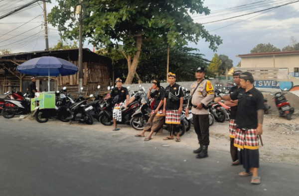 Personil Polsek Mataram saat mepgamankan kegiatan upacara Pujawali di Pura Puseh Poh Gading, Kelurahan Pagutan Timur, Kecamatan Mataram, pada Minggu (07/09/2025).