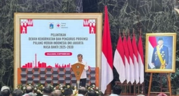 Ketua Umum PMI, Jusuf Kalla (JK), sedang menyampaikan sambutan saat melantik  pengurus PMI Provinsi DKI Jakarta periode 2025–2030di Balai Kota Jakarta pada Rabu (10/9/2025).