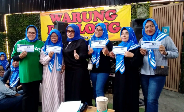 Ketua DPC PUAN Bekasi Utara, Yana Suryana, poto bersama usai acara arisan ke 5 PUAN di Waroeng Dablong, Senin (30/9/2025).