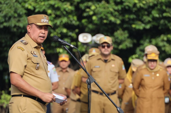 Wali Kota Bekasi, Tri Adhianto, saat memberikan arahan dalam apel pagi ASN Pemkot Bekasi, di halaman Plaza Pemkot Bekasi, Senin (13/10/2025).