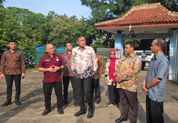 Wali Kota Bekasi, Tri Adhianto Tjahyono, saqt melakukan inspeksi mendadak (Sidak) ke SDN Jakasetia IV, Kecamatan Bekasi Selatan, pada Kamis (30/10/2025).