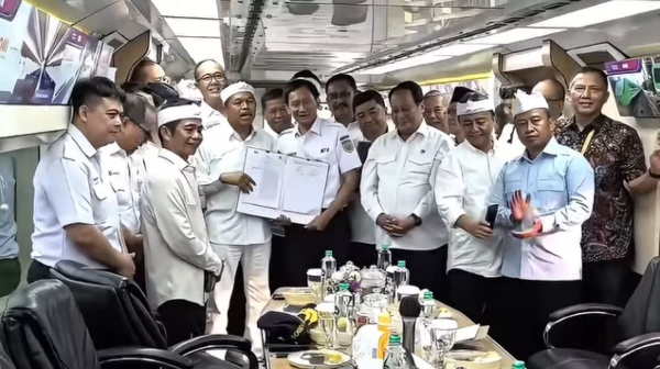 Gubernur Jawa Barat Dedi Mulyadi poto bersama usai penandatanganan kesepakatan pengembangan kereta api dengsn PT. KAI, Selasa (25/11/2025)