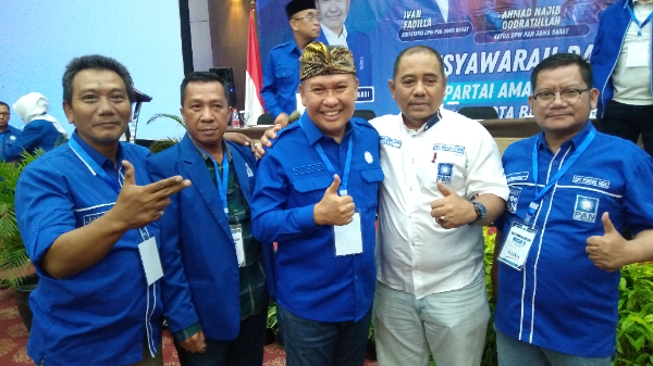 Lukman Hakim atau Bang Alex berpoto bersama mantan ketua DPD PAN Kota Bekasi periode 2019-2024 Fathur R Duata dan ketua DPC usai Musda, Minggu (21/12/2025)