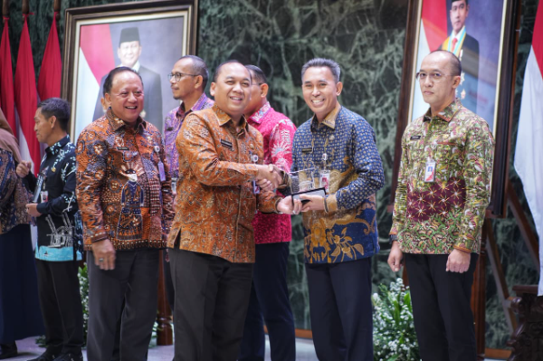 Sekda DKI Jakarta Uus Kuswanto saat menghadiri Penganugerahan Implementasi Budaya Kerja Ber-AKHLAK, di Balai Agung, Balai Kota Jakarta, Kamis (18/12/2025).