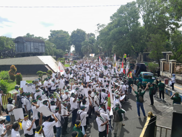 Ribuan pekerja yang tergabung dalam Serikat Pekerja Perkebunan Nusantara XII (SPBUN NXII) mendatangi Kantor Pemkab Bondowoso, Selasa (6/1/2026).