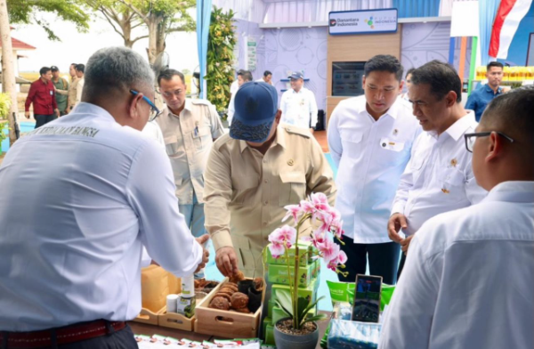 Presiden RI Prabowo Subianto saat meninjau produk gambir yang ditampilkan dalam booth Kementerian Pertanian yang didukung PTPN IV pada helatan panen raya dan pengumuman swasembada pangan Indonesia, di Karawang. Rabu (7/1/2026).
