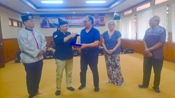 Ketua Umum KPSTI Mahfudz Abdurrahman, saat menerima kunjungan kehormatan dari Nederlandse Pencak Silat Federatie (NPSF) di Padepokan Pencak Silat Indonesia, Taman Mini Indonesia Indah (TMII), pada Jakarta, Minggu (11/1/2026).