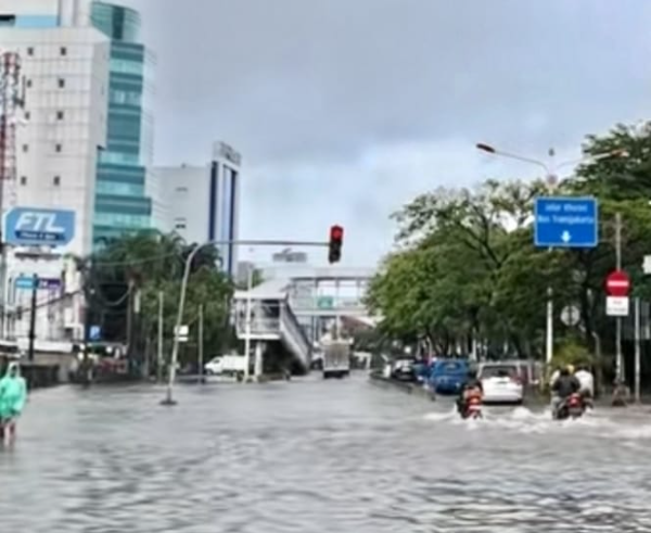 Banjir di kawasan Pesing , Kedoya Jakarta Barat, pada Senin pagi (12/12026).