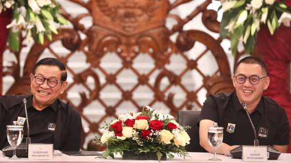 Gubernur DKI Jakarta Pramono dan Direktur Utama Senyawa Entertainment Reza Subekti saat konferensi pers di Balairung, Balai Kota Jakarta, Senin (12/1/2026).