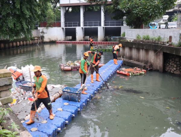 Petugas Pasukan Orange DLH DKI Jakarta membersihkan sampah pascabanjir di salah satu titik rawan banjir Ibu Kota, sebagai bagian dari sistem siaga musim hujan 2026. (Foto: Dok. DLH DKI Jakarta)