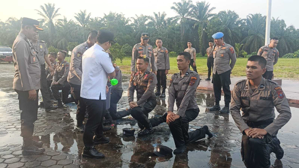 Bupati Padang Lawas Putra Mahkota Alam Hasibuan, SE, bersama jajaran Polres Padang Lawas saat menghadiri Tradisi Penyambutan Bintara Remaja Polri di Mapolres Padang Lawas, Rabu (21/1/2026).