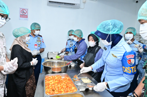 Aktivitas dapur SPPG Lanud Husein Sastranegara Cimahi Tengah 04 saat penyaluran perdana 1.600 porsi Makanan Bergizi Gratis kepada masyarakat.