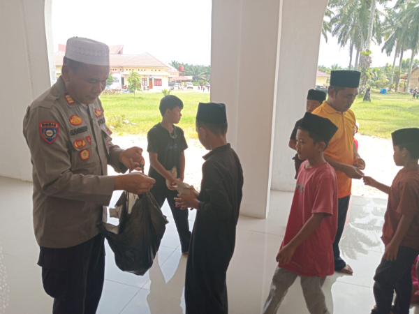 Personel Sat Binmas Polres Padang Lawas melaksanakan kegiatan Jum’at Curhat dan Jum’at Berkah di Masjid Al-Amanah, Kompleks Mapolres Padang Lawas, Jumat (23/1/2026).