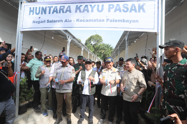 Ketua Satgas Percepatan Rehabilitasi dan Rekonstruksi Pascabencana Sumatera Muhammad Tito Karnavian meresmikan Hunian Sementara (Huntara) Kayu Pasak di Kabupaten Agam, Sumatera Barat, Sabtu (24/1/2026).