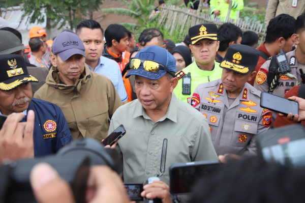 Menteri Dalam Negeri Muhammad Tito Karnavian saat meninjau lokasi bencana longsor di Desa Pasirlangu, Kabupaten Bandung Barat, Jawa Barat. (Foto: Puspen Kemendagri)*