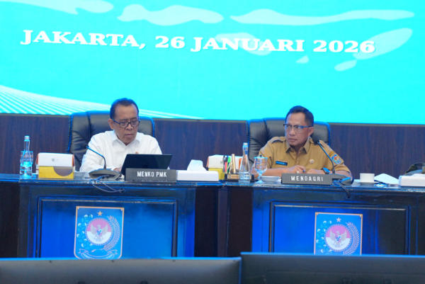 Mendagri Tito Karnavian memimpin rapat koordinasi percepatan rehabilitasi dan rekonstruksi pascabencana wilayah Sumatera di Kemendagri, Jakarta. Senin, (26/1/2026.)