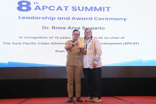 Wamendagri Bima Arya menerima APCAT Award pada APCAT Summit 2026 di Jakarta atas dedikasinya dalam pengendalian tembakau di Asia Pasifik. Senin( 26/1/2026).