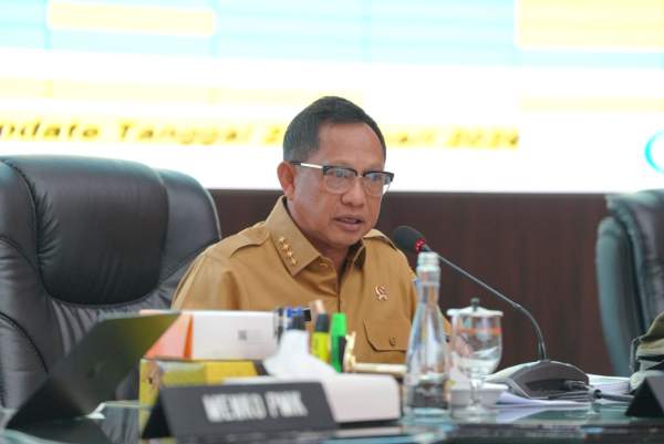 Mendagri Tito Karnavian memimpin rapat koordinasi percepatan rehabilitasi dan rekonstruksi pascabencana Sumatera di Kemendagri, Jakarta. Senin (26/1/2026).