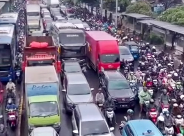 Kondisi Jalan Daan Mogot, Jakarta Barat, terendam banjir pada Kamis pagi, menyebabkan kemacetan panjang dan pengalihan puluhan rute Transjakarta. kamis (29/1/2026).
