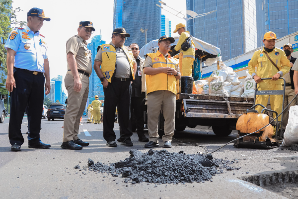 Wakil Gubernur DKI Jakarta Rano Karno meninjau langsung perbaikan jalan rusak di Jalan MH Thamrin, Jakarta Pusat, Selasa (3/2/2026).