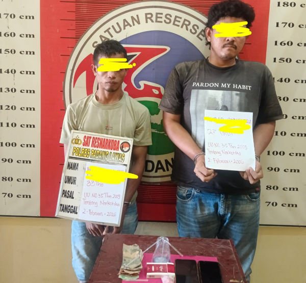 Petugas Satresnarkoba Polres Padang Lawas menunjukkan dua tersangka beserta barang bukti narkotika jenis sabu yang diamankan dari dua tersangka di wilayah Sibuhuan.