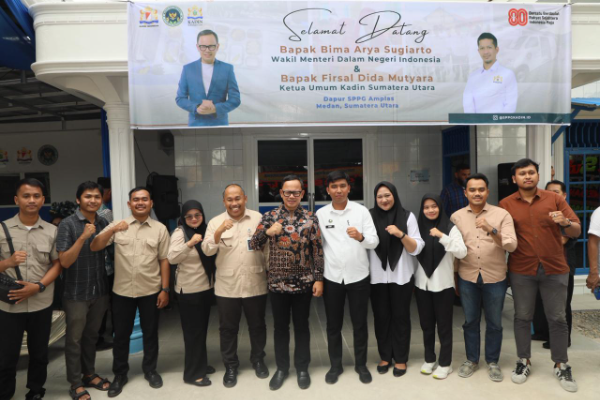 Wamendagri Bima Arya Sugiarto meresmikan dapur SPPG Makan Bergizi Gratis (MBG) di Amplas, Kota Medan, Sumatera Utara. Kamis (5/2/2026).