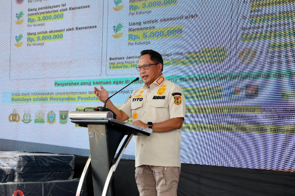 Kasatgas PRR Muhammad Tito Karnavian saat meresmikan hunian sementara (huntara) bagi korban bencana di Simarpinggan, Tapanuli Selatan. Kamis, (5/2/2026).