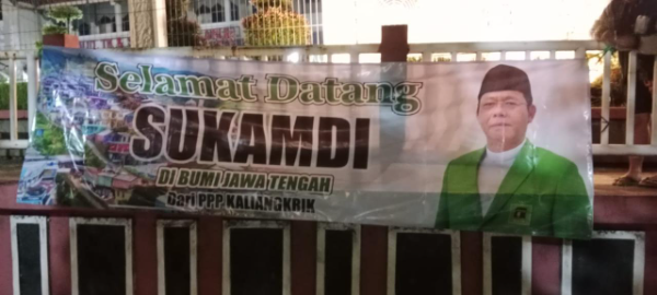 Suasana area Muswil PPP Jawa Tengah di Semarang dengan spanduk bergambar Ketua Umum PPP Mardiono namun bertuliskan nama “Sukamdi”.