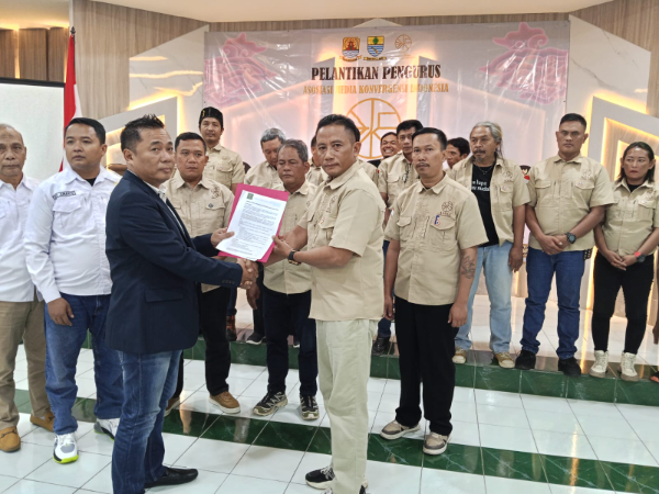 Ketua AMKI Jabar CHatur Azi Saat prosesi penyerahan SK pengukuhan AMKI Cirebon Raya di Pendopo Bupati Cirebon bertepatan dengan peringatan Hari Pers Nasional 2026. Senin, (9/2/2026).