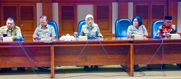 Walikota Jakarta Barat, Iin Mutmainah, didampingi Adkesra Jakarta Barat, RM Amien Haji, Kasudin Kebudayaan Jakarta Barat Toni Baco, dan Kasudin Parekraf Jakarta Barat, Sherly Yuliana serta Ketua Pelaksana Festival bandeng 2026, H.Naman Setiawan. Senin, (9/2/2026).