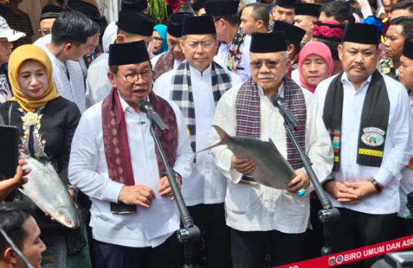 Gubernur DKI Pramono Anung dan Fauzi Bowo Saat Merayakan Festival Bandeng Rawa Belong 2026 di Rawa Belong Jakarta Barat, Sabtu (14/2/2026).