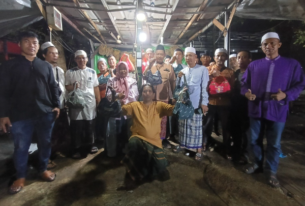 Pemred Media Sudut Pandang Umi Sjarifah bersama para driver ojol komunitas Kodok Ijo, Klender, Duren Sawit, Jakarta Timur, Sabtu (14/2/2026).(Foto: istimewa)