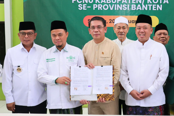 Menteri ATR/Kepala BPN Nusron Wahid, Gubernur Banten Andra Soni dan Kepala BPN Banten Harison Mocodompis, saat menyerahkan 13 sertipikat tanah wakaf di Banten sebagai bagian dari percepatan sertipikasi aset umat. Program ini melibatkan kolaborasi lintas instansi, termasuk Kementerian Agraria dan Tata Ruang/BPN, Kementerian Agama, dan organisasi keagamaan guna memperkuat kepastian hukum tanah wakaf dan rumah ibadah di Indonesia.