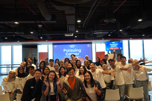 ShopeePay bersama SeaBank memberikan apresiasi kepada 36 mahasiswa dalam SPARK Student Ambassador Program 2025 sebagai upaya memperkuat literasi keuangan digital di lingkungan kampus. Program ini membekali mahasiswa dengan pemahaman fintech, pengelolaan keuangan bijak, serta penguatan soft skills untuk menghadapi ekosistem keuangan digital yang semakin berkembang dan inklusif di Indonesia.
