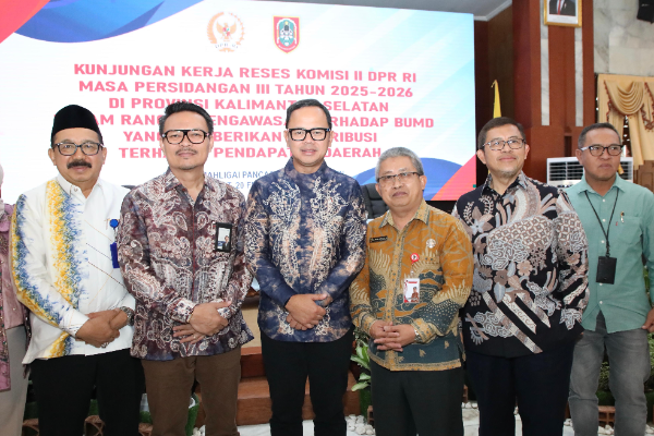 Wakil Menteri Dalam Negeri Bima Arya Sugiarto menegaskan pentingnya sinkronisasi kebijakan pusat dan daerah sebagai strategi menyehatkan BUMD dalam pertemuan bersama Komisi II DPR RI di Banjarmasin. Langkah ini sejalan dengan penguatan tata kelola pemerintahan yang diusung Presiden Prabowo Subianto melalui konsep statecraft dan reformasi menyeluruh sektor BUMD.