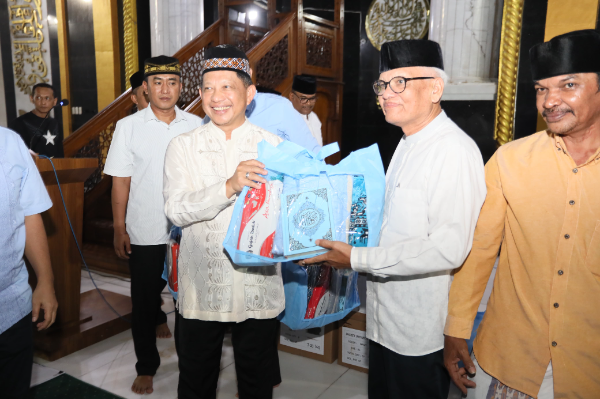 Kasatgas PRR Muhammad Tito Karnavian menyerahkan bantuan kemasyarakatan dan santunan anak yatim saat buka puasa bersama di Masjid Agung Islamic Center Lhokseumawe. Bantuan dari Presiden Prabowo Subianto berupa perlengkapan ibadah dan pakaian disalurkan guna mempercepat pemulihan pascabencana di Aceh.