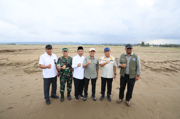 Kasatgas PRR Tito Karnavian meninjau 1.500 hektare sawah tertutup lumpur di Pidie Jaya, Aceh, dan mendorong dukungan Kementerian Pertanian untuk percepatan rehabilitasi lahan guna menjaga ketahanan pangan pascabanjir.