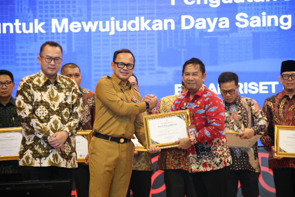 Wamendagri Bima Arya menegaskan ekosistem inovasi daerah menjadi kunci Indonesia keluar dari middle income trap menuju negara maju 2045, melalui penguatan kelembagaan inovasi, co-creation, serta peran BRIDA dan BRIN dalam meningkatkan daya saing daerah yang berkelanjutan dan inklusif.
