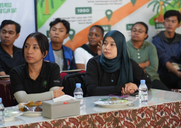 Mahasiswa Magister IPB mempelajari langsung praktik pengelolaan kelapa sawit berkelanjutan di kebun dan pabrik PTPN IV PalmCo untuk memahami implementasi standar RSPO dalam industri sawit nasional.