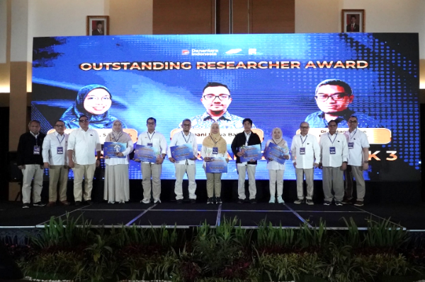 PT Riset Perkebunan Nusantara memberikan Outstanding Research Award 2026 kepada enam peneliti terbaik sebagai bentuk apresiasi atas inovasi riset yang mendukung transformasi dan daya saing industri perkebunan.