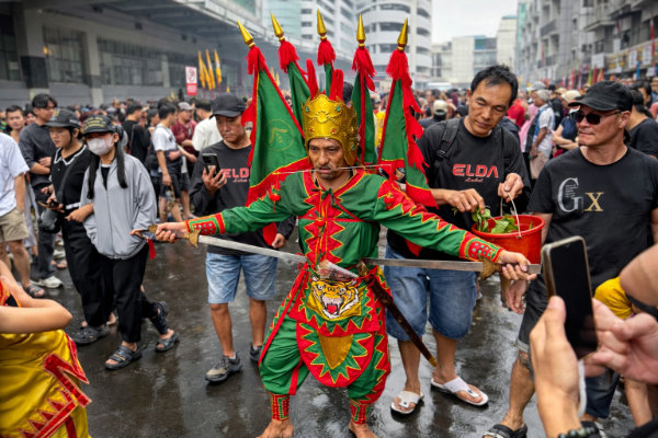 Atraksi Tatung Suhu Phin Ci dari perkumpulan NG FONG THAY ZI (五方太子坛) dan Ribuan pengunjung memadati TM Seasons City Jakarta Barat dalam perayaan Little Singkawang Festival Cap Go Meh 2026 yang menampilkan atraksi Tatung, parade budaya, dan kuliner khas Tionghoa.
