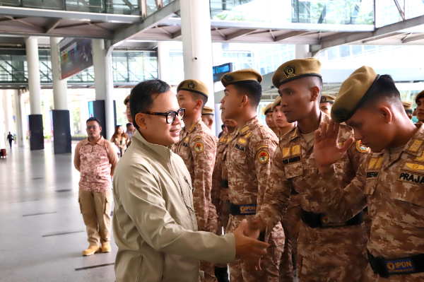 Wamendagri Bima Arya menegaskan penugasan Praja IPDN di Aceh Tamiang bukan sekadar misi kemanusiaan, tetapi juga misi kebangsaan. Dalam apel pemulangan Gelombang II di Bandara Kualanamu, Kemendagri memastikan Gelombang III akan diberangkatkan untuk melanjutkan pemulihan pelayanan publik dan infrastruktur pascabencana. Selasa, (3/2/2026).