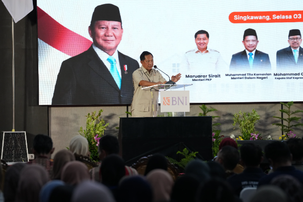 Mendagri Tito Karnavian menegaskan kepemilikan rumah layak huni menjadi tolok ukur keberhasilan kepala daerah. Dalam sosialisasi program perumahan di Singkawang, ia mendorong dukungan penuh Pemda terhadap Program 3 Juta Rumah Presiden Prabowo Subianto, termasuk kebijakan pembiayaan, pembebasan BPHTB dan PBG, serta peningkatan kualitas hunian demi mendorong pertumbuhan ekonomi dan kesejahteraan masyarakat.