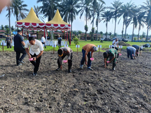 Polres Padang Lawas mengikuti Zoom Penanaman Jagung Serentak Kuartal I Tahun 2026 sebagai bagian dari program nasional yang digagas Kapolri Listyo Sigit Prabowo untuk meningkatkan produksi jagung dan memperkuat ketahanan pangan di Indonesia.