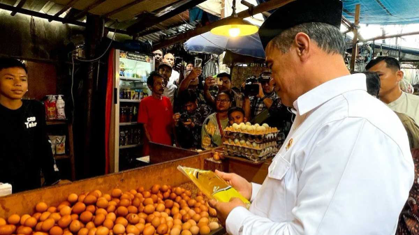 Menteri Pertanian Amran Sulaiman bersama Holding Perkebunan Nusantara memastikan harga minyak goreng tetap stabil selama Ramadhan hingga Idulfitri. PTPN IV PalmCo menjaga pasokan MinyaKita dan meningkatkan produksi guna mencegah lonjakan harga di pasaran.