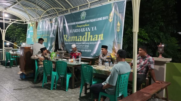 Bhabinkamtibmas Polsek Sosa melaksanakan Tarawih Keliling di Masjid Taqwa Muhammadiyah Pasar Ujung Batu, Padang Lawas, sekaligus menyampaikan pesan kamtibmas guna menjaga keamanan dan kenyamanan masyarakat selama Ramadan.
