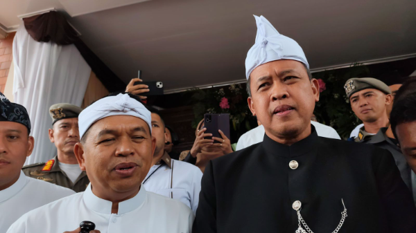 Wali Kota Bekasi Tri Adhianto bersama gubernur Jawa Barat Kang Dedi Mulyadi (KDM)