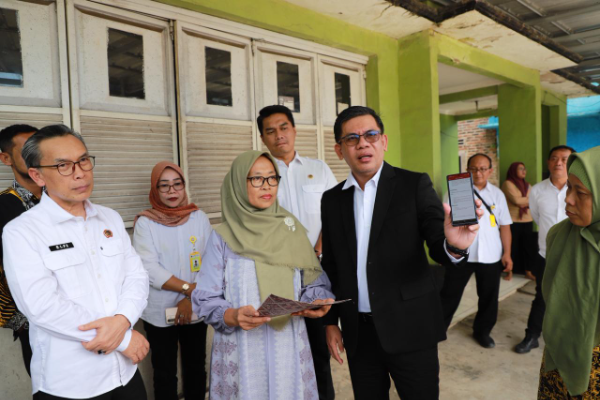 BPN Banten menyerahkan sertipikat tanah PTSL secara door to door kepada warga Desa Labuan, Kabupaten Serang. Program strategis ATR/BPN ini menargetkan 9.000 sertipikat tanah pada 2026 untuk memberikan kepastian hukum kepemilikan tanah masyarakat.