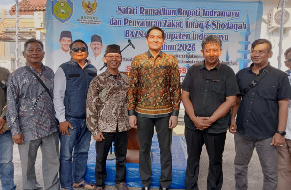 Sekertaris AMKI Jabar Eko Juniarto bersama Pengurus AMKI Indramayu bertemu Bupati Lucky Hakim dalam kegiatan Safari Ramadan di Lohbener. Pertemuan ini memperkuat sinergi media dan pemerintah daerah untuk mengawal pembangunan serta menyukseskan visi Indramayu REANG.