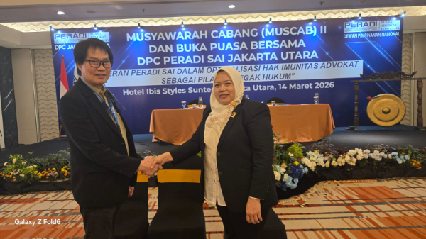 Carrel Ticualu Memberikan selamat kepada Sri Astuti yang terpilih secara aklamasi sebagai Ketua DPC Peradi SAI Jakarta Utara periode 2026–2030 dalam Muscab II di Sunter. Kepemimpinan baru diharapkan mampu memperkuat peran advokat dalam penegakan hukum serta pelayanan bantuan hukum kepada masyarakat.